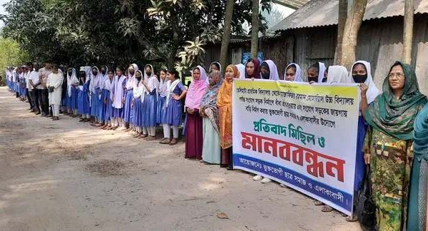 গাবতলীতে সড়ক নির্মাণে বাধা এলাকাবাসীর মানববন্ধন নুর হোসেন, গাবতলী (বগুড়া) : বগুড়ার গাবতলী উপজেলার সুখানপুকুরে তেলিহাটা প্রাথমিক বিদ্যালয় থেকে মোস্তাফিজুর রহমান মেমোরিয়াল উচ্চ বিদ্যালয় পর্যন্ত সংযোগ সড়ক নির্মাণে বাধা ও রাস্তার ওপর ঘর নির্মাণের প্রতিবাদে এলাকাবাসী ও ছাত্র সমাজ মানববন্ধন ও প্রতিবাদ মিছিল করেছে। শনিবার (২৬ অক্টোবর) সকাল ১০টার দিকে সুখানপুকুর এলাকায় এ কর্মসূচি অনুষ্ঠিত হয়। মানববন্ধনে বক্তব্য রাখেন ইউপি সদস্য জাহিদুল ইসলাম মিন্টু, সরোয়ার জাহান মিলন, সুখানপুকুর শহীদ জিয়া বালিকা উচ্চ বিদ্যালয়ের প্রধান শিক্ষক আব্দুল গফফার, সুখানপুকুর ইউনিয়ন বিএনপির সাধারণ সম্পাদক রফিকুল ইসলাম, শিক্ষক আসাদুল ইসলাম, সমাজসেবক হিমাংশু চন্দ্র রায়, ব্যবসায়ী আবু সাঈদ রতন, ছাত্র আব্দুল আজিজ, জিসান, ছাত্রী নন্দিনী রায়, তিথি রায়, জারিন ও নুরে জান্নাত প্রমুখ। বক্তারা বলেন, দীর্ঘদিন ধরে এলাকার এই সড়কটি সংস্কারের উদ্যোগ নেওয়া হলেও কিছু ব্যক্তির ঘর নির্মাণের কারণে কাজ বন্ধ রয়েছে। তারা দ্রুত ঘর সরিয়ে সড়ক নির্মাণে সহায়তা করার জন্য সংশ্লিষ্ট কর্তৃপক্ষের হস্তক্ষেপ কামনা করেন।