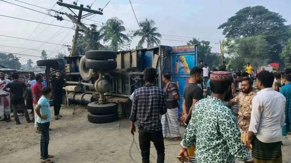 পাবনায় ট্রাক চাপায় দুই শিক্ষার্থীসহ ৩ জন নিহত