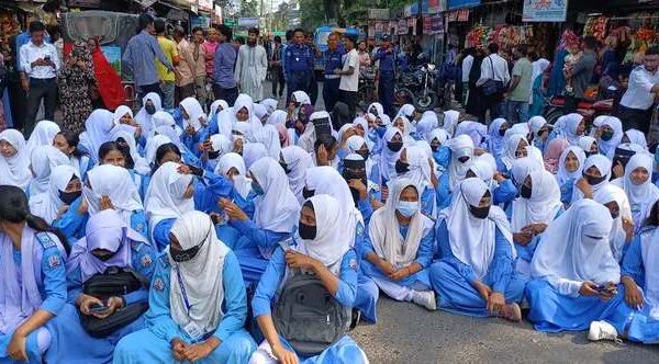 গাবতলীতে এইচএসসি পরীক্ষা কেন্দ্রের দাবিতে শিক্ষার্থীদের রাস্তা অবরোধ