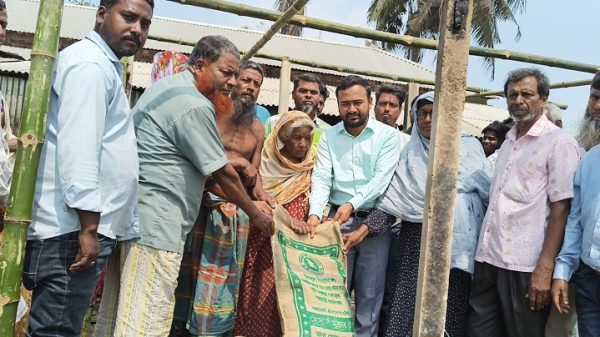 পাবনার ভাঙ্গুড়ায় আগুনে পুড়ে নিঃস্ব ৪ পরিবার, অসহায়দের পাশে উপজেলা প্রশাসন