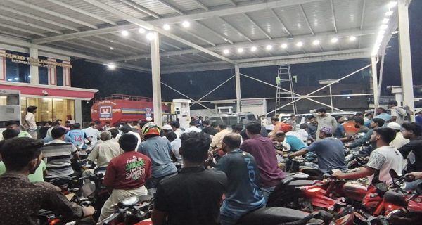 রেশনিং পদ্ধতি তুলে নেওয়া হলেও পাবনায় জ্বালানি তেলের চরম সংকট দুর্ভোগে যাত্রী ও পরিবহন সংশ্লিষ্ট ব্যাক্তিরা