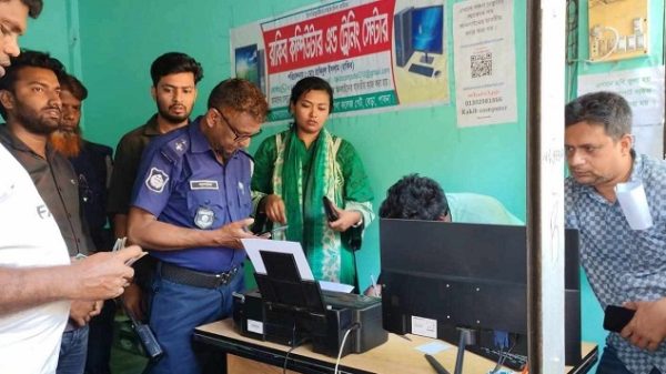 রাকিব কম্পিউটার এবং আকাশ কম্পিউটার, দুইটি দোকানে মোবাইল কোর্ট পরিচালনা করা হয়।অভিযান পরিচালনা করেন বেড়া উপজেলা সহকারী কমিশনার ভূমি নুরেন মায়িশা খান।