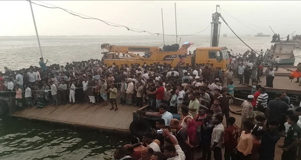 বাস উল্টে নদীতে : ৪ জনের মরদেহ উদ্ধার, নিখোঁজ ৪৫