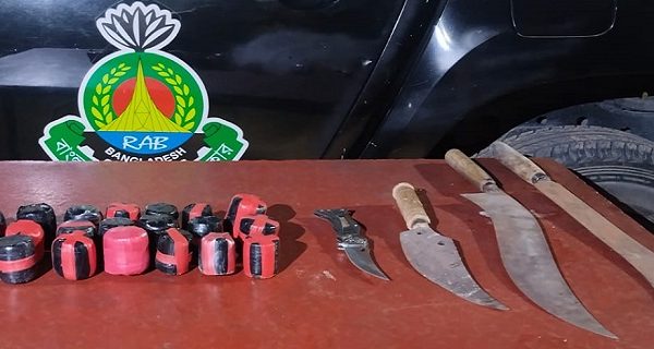 রাজশাহী নগরীর রেলমাঠের লেবু বাগান থেকে ২১টি ককটেল ও দেশীয় অস্ত্র উদ্ধাররাজশাহী নগরীর রেলমাঠের লেবু বাগান থেকে ২১টি ককটেল ও দেশীয় অস্ত্র উদ্ধার