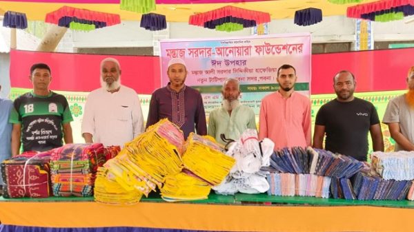 পাবনায় মন্তাজ সরদার-আনোয়ারা ফাউন্ডেশনের ঈদ উপহার বিতরণ