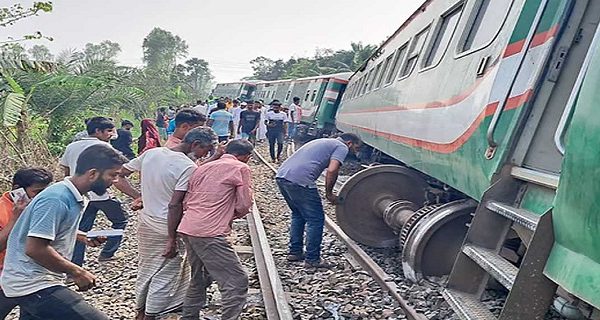 নীলসাগর এক্সপ্রেস বগুড়ায় লাইনচ্যুত, ‘বহু’ যাত্রী আহত